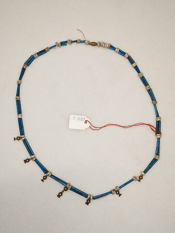 collier à pendentif ; perle tubulaire ; perle rondelle ; perle biconique ; perle en bouteille ; perle en bleuet