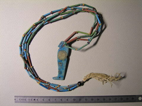 collier à pendentif ; collier à 2 rangs ; perle tubulaire ; amulette