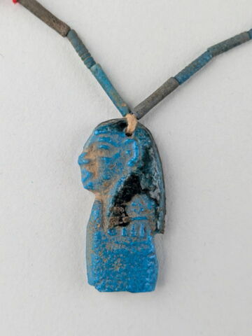 collier à pendentif ; perle tubulaire ; perle cylindrique annelée ; serviteur funéraire, image 2/2