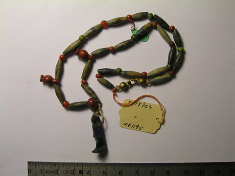 collier à pendentif ; perle fusiforme ; perle globulaire ; perle en bouteille ; amulette, image 1/1
