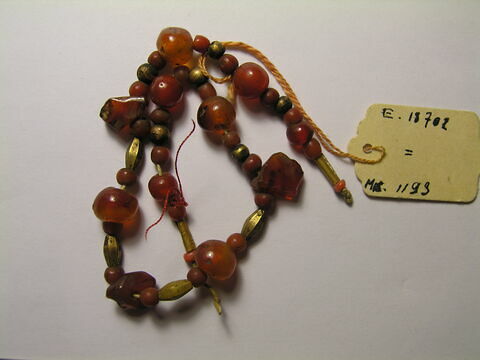 collier ; perle globulaire ; perle sphérique ; perle tubulaire ; perle irrégulière ; perle en olive