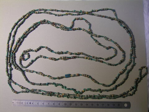 collier ; perle tubulaire ; perle cylindrique jumelée ; perle rondelle