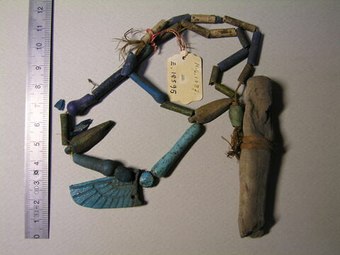 collier à pendentif ; serviteur funéraire ; amulette ; aile de scarabée funéraire ; perle tubulaire