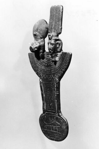 égide et contrepoids de collier rabattu