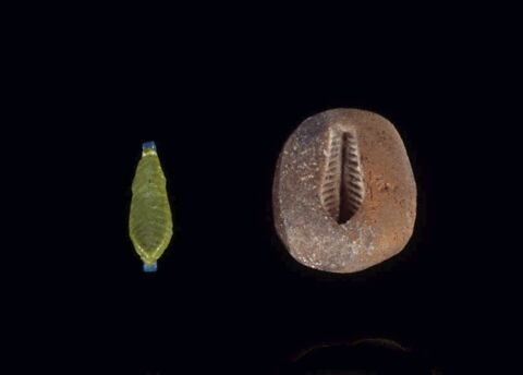 moule à perle de faïence ; perle en pétale