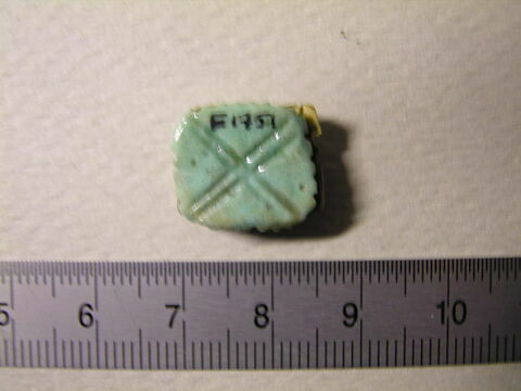 perle en pastille carrée dentelée ; amulette, image 1/1