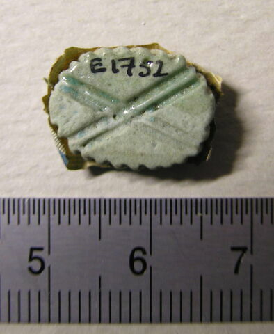 perle en pastille ovale dentelée ; amulette