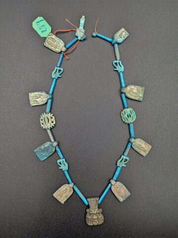 collier ; perle tubulaire ; pendentif ; amulette ; amulette oudjat quadruple symétrique