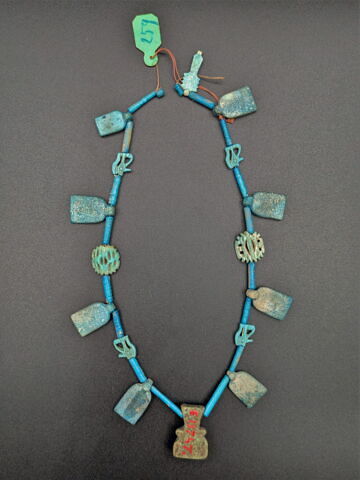 collier ; perle tubulaire ; pendentif ; amulette ; amulette oudjat quadruple symétrique, image 2/2