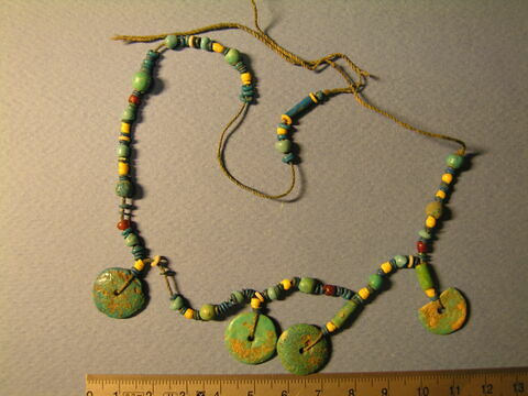 collier ; perle cylindrique ; perle rondelle ; perle globulaire ; perle lenticulaire ; pendentif