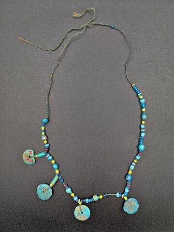 collier ; perle cylindrique ; perle rondelle ; perle globulaire ; perle lenticulaire ; pendentif, image 2/2