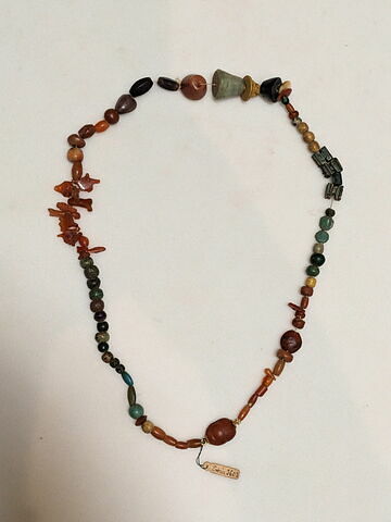 collier ; pendentif ; perle en olive à facettes ; amulette ; amulette ; perle fusiforme ; perle en pastille ovale dentelée ; scarabée