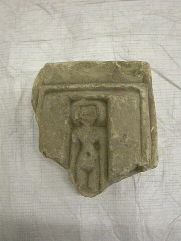 stèle en façade de naos ; figurine féminine