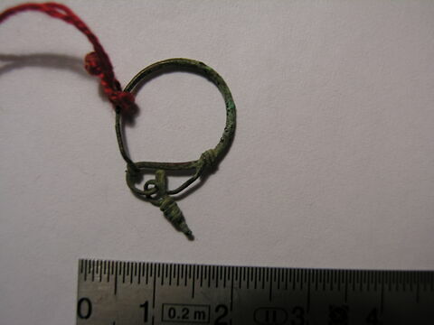 boucle d'oreille en anneau à extrémités enroulées et pendentif, image 1/1