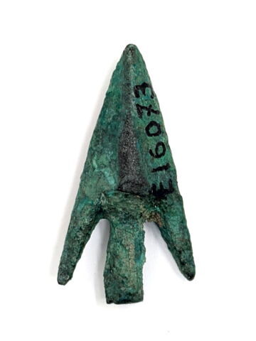 pointe de flèche à soie à deux tranchants triangulaire à barbelures, image 2/3