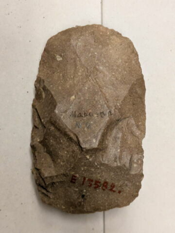hache de silex taillée, image 2/2