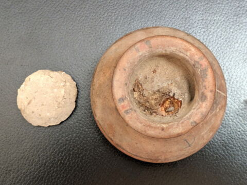 jarre biconique ; vase miniature ; avec contenu, image 3/6