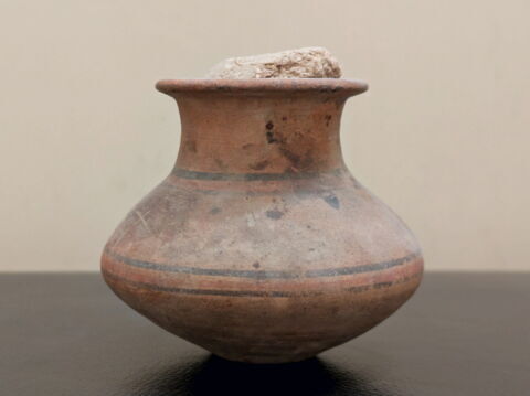 jarre biconique ; vase miniature ; avec contenu, image 5/6