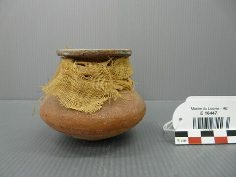 jarre biconique ; vase miniature ; avec contenu, image 1/1