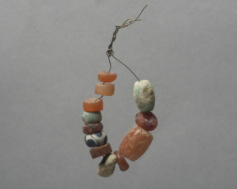 collier  ; perle rondelle ; perle en olive ; fragment