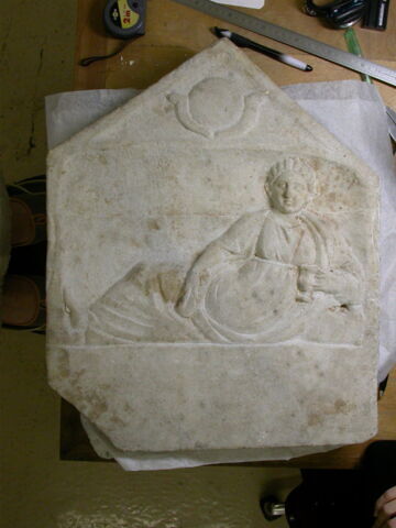 stèle à fronton, image 2/3