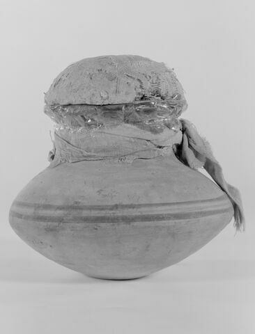 jarre biconique ; vase miniature ; couvercle de vase ; avec contenu, image 3/3