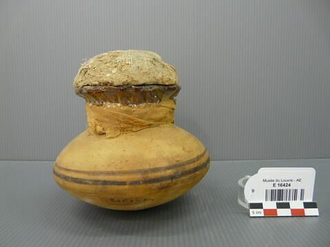 jarre biconique ; vase miniature ; couvercle de vase ; avec contenu