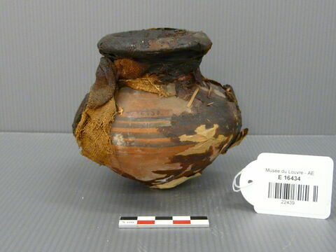jarre biconique ; vase miniature ; avec contenu