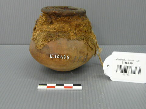 jarre biconique ; vase miniature ; avec contenu