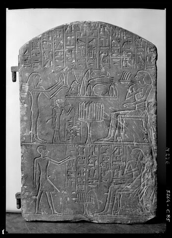 stèle biface ; stèle cintrée ; stèle à deux registres, image 2/2