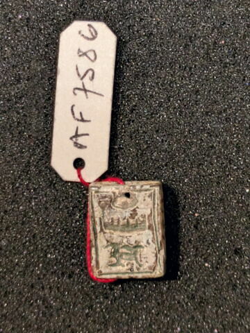 perle en pastille rectangulaire ; amulette, image 1/1