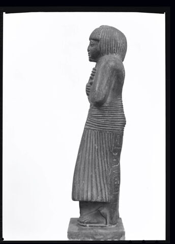 serviteur funéraire en costume des vivants, image 4/5