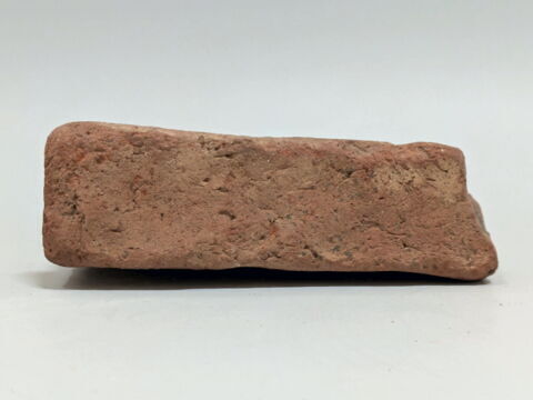 figurine féminine ; stèle en façade de naos, image 2/7
