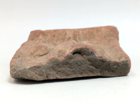 figurine féminine ; stèle en façade de naos, image 3/7