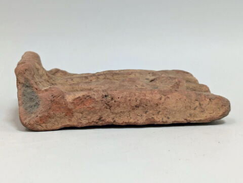 figurine féminine ; stèle en façade de naos, image 6/7