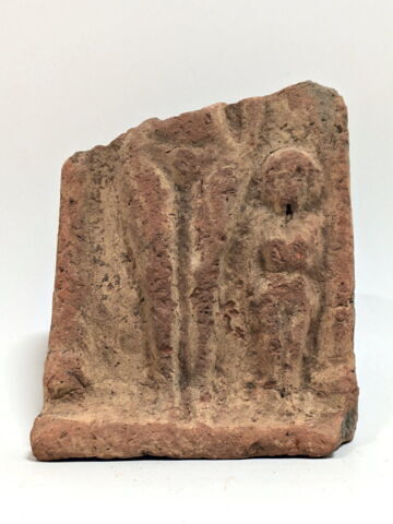 figurine féminine ; stèle en façade de naos