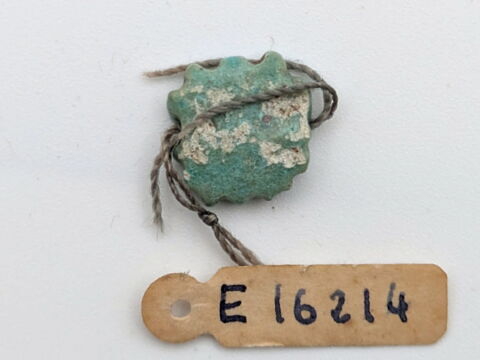 perle en pastille carrée dentelée ; amulette, image 2/3