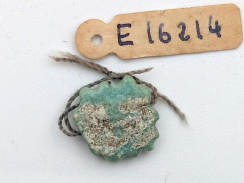 perle en pastille carrée dentelée ; amulette