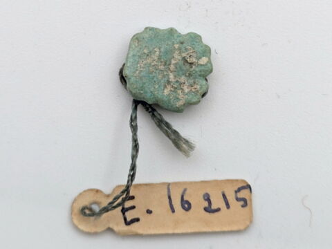 perle en pastille carrée dentelée ; amulette, image 2/3