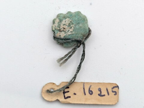 perle en pastille carrée dentelée ; amulette