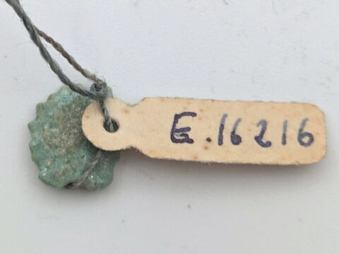 perle en pastille ovale dentelée ; amulette, image 2/3