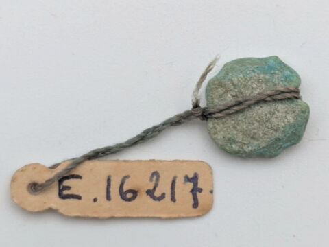 perle en pastille ronde dentelée ; amulette, image 2/3