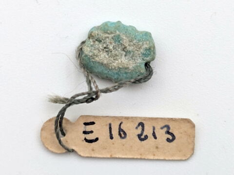 perle en pastille ronde dentelée ; amulette