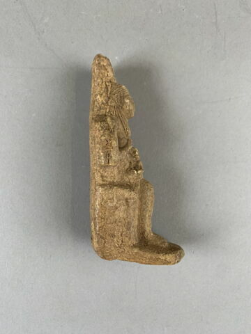 figurine d'Isis allaitant, image 2/4