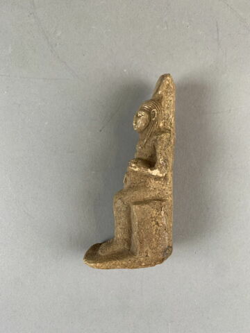 figurine d'Isis allaitant, image 3/4