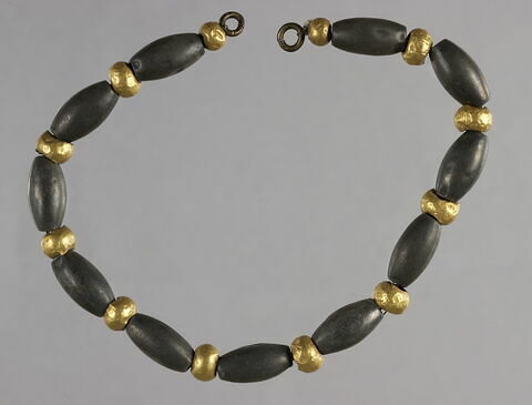 collier ; perle en olive ; perle sphérique aplatie