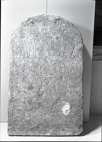 stèle cintrée ; stèle à deux registres ; Stèle de Minmès