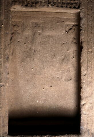 stèle en façade de naos ; stèle rectangulaire à corniche ; naos, image 3/5
