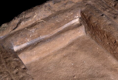 stèle en façade de naos ; stèle rectangulaire à corniche ; naos, image 5/5