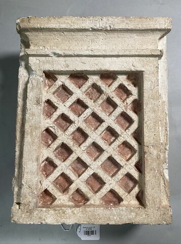 stèle rectangulaire à corniche ; fenêtre